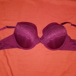 Maidenform lightly padded bra w/ lace detail